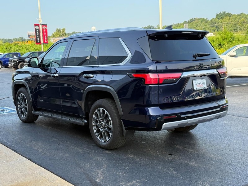 Toyota Sequoia Vehicle Image 6