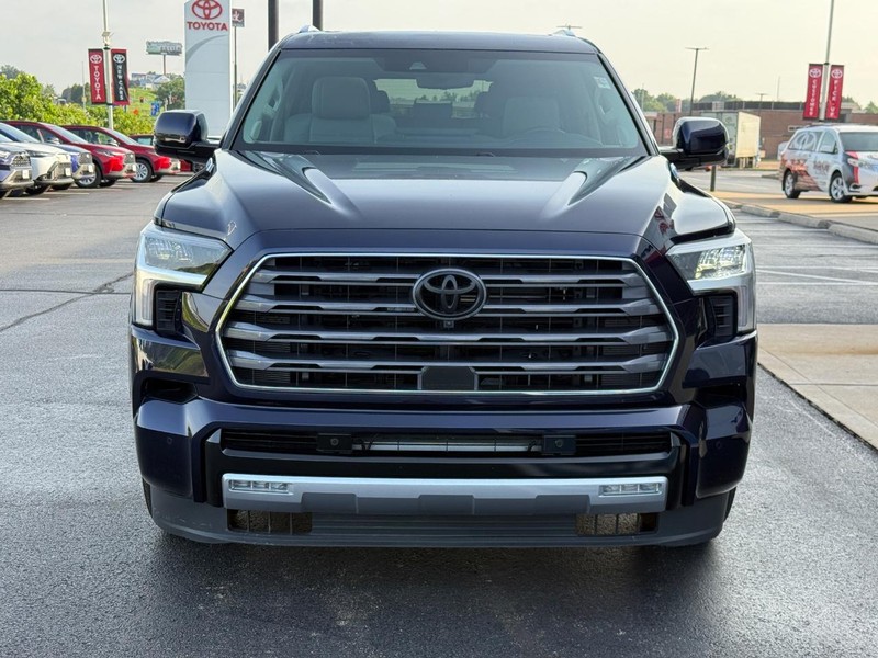 Toyota Sequoia Vehicle Image 11