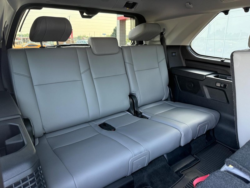 Toyota Sequoia Vehicle Image 12