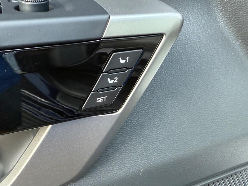 Toyota Sequoia Vehicle Image 18