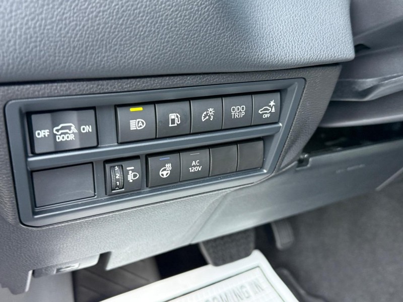 Toyota Sequoia Vehicle Image 20