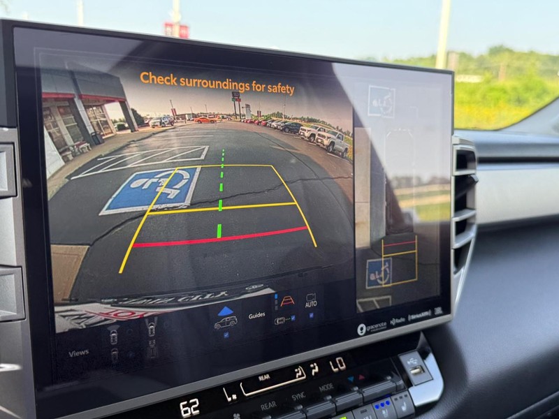 Toyota Sequoia Vehicle Image 25