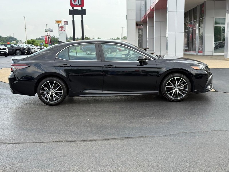 Toyota Camry Vehicle Image 2