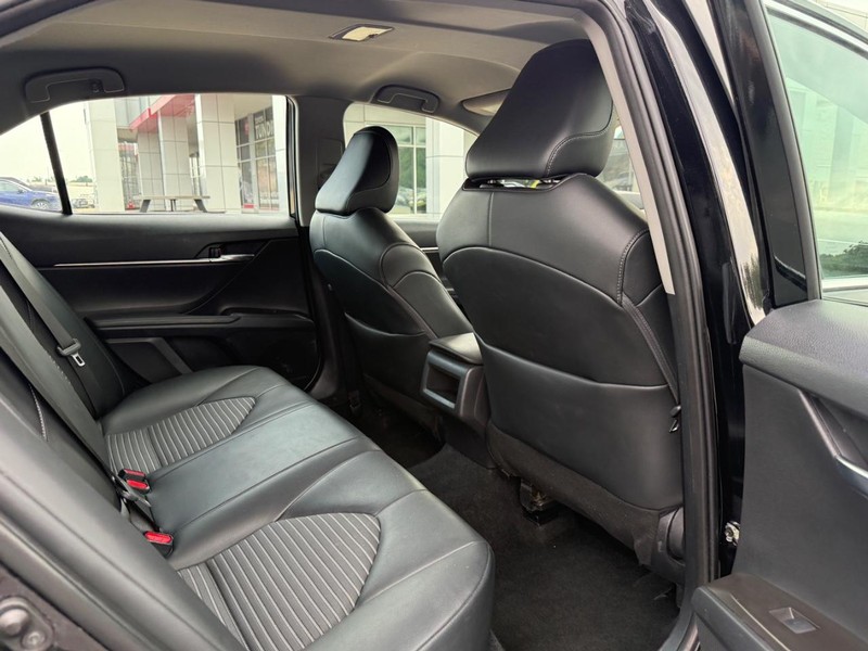 Toyota Camry Vehicle Image 11
