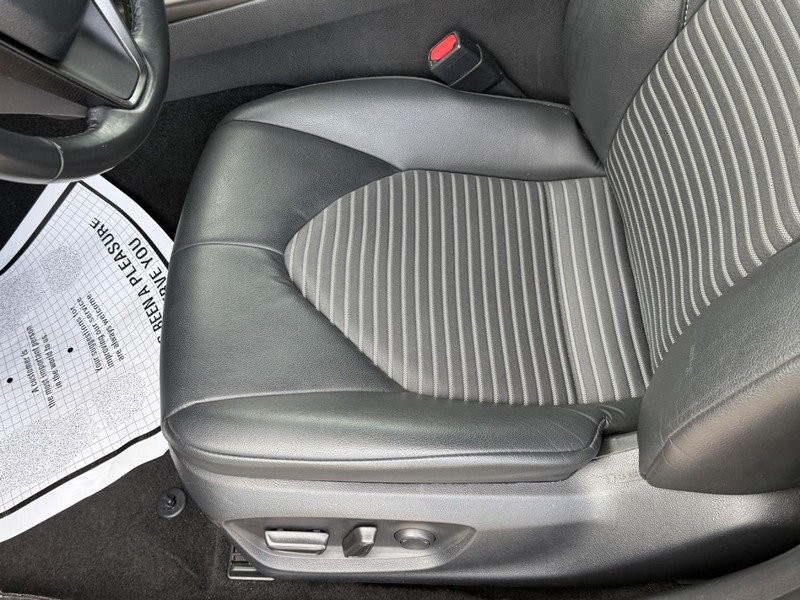 Toyota Camry Vehicle Image 16