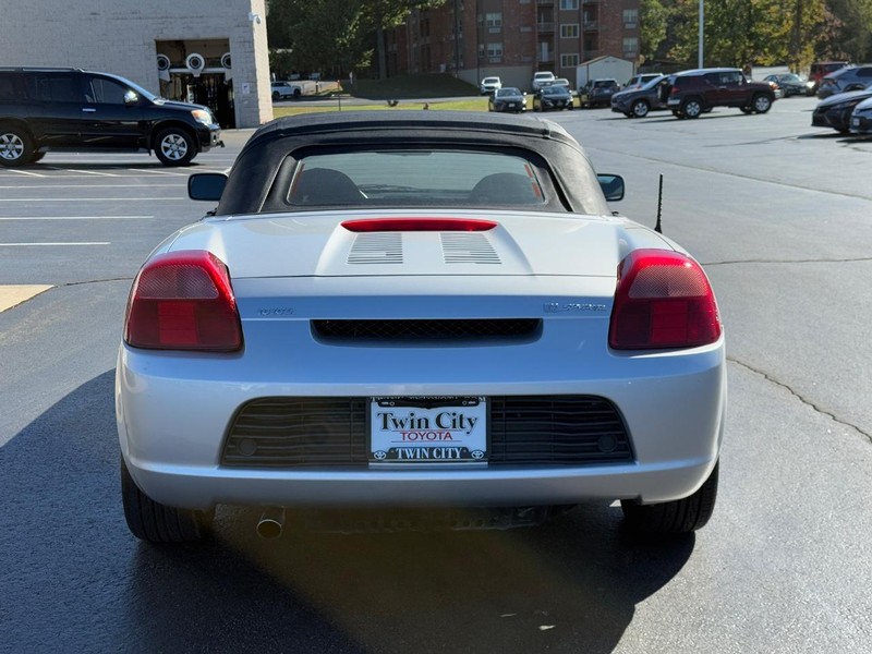 Toyota MR2 Spyder Vehicle Image 4
