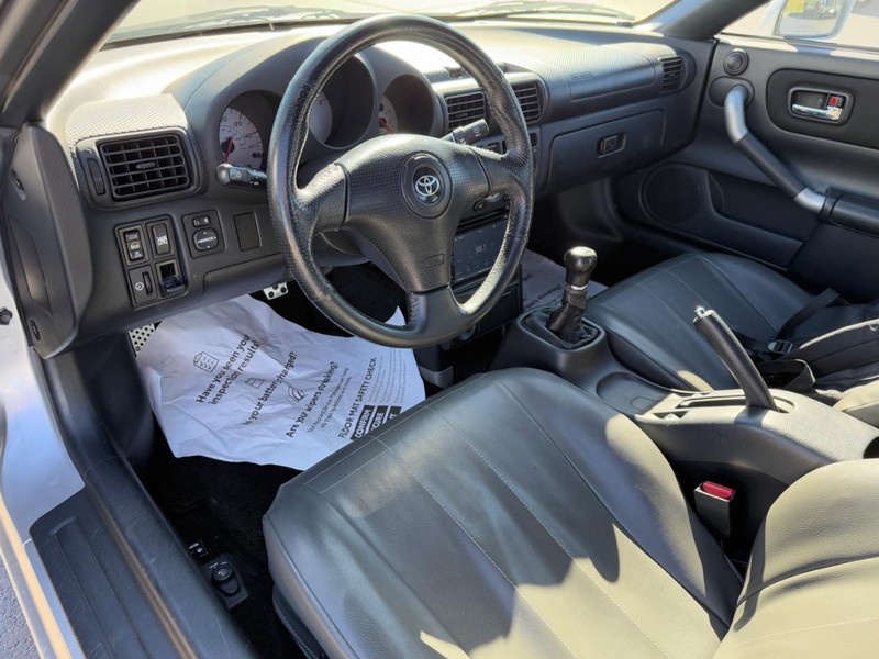 Toyota MR2 Spyder Vehicle Image 11