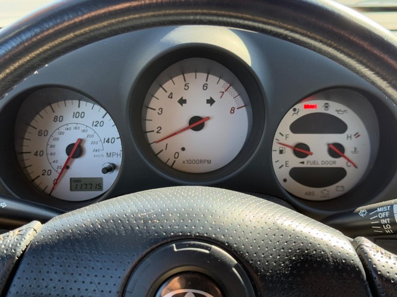 Toyota MR2 Spyder Vehicle Image 17