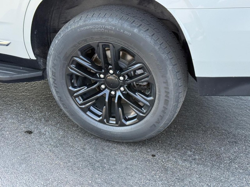 GMC Yukon Vehicle Image 8