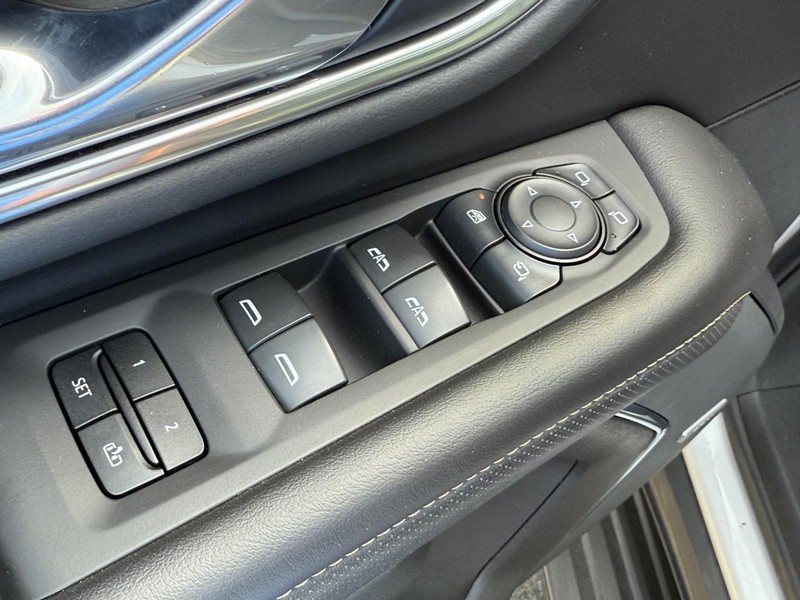 GMC Yukon Vehicle Image 17