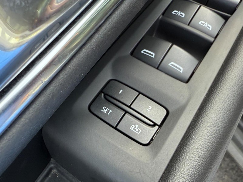 GMC Yukon Vehicle Image 18