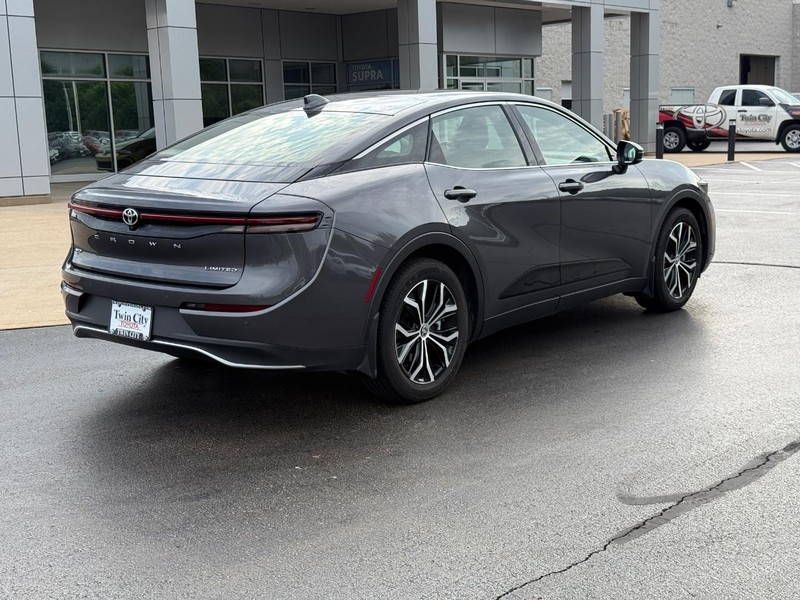 Toyota Crown Vehicle Image 3