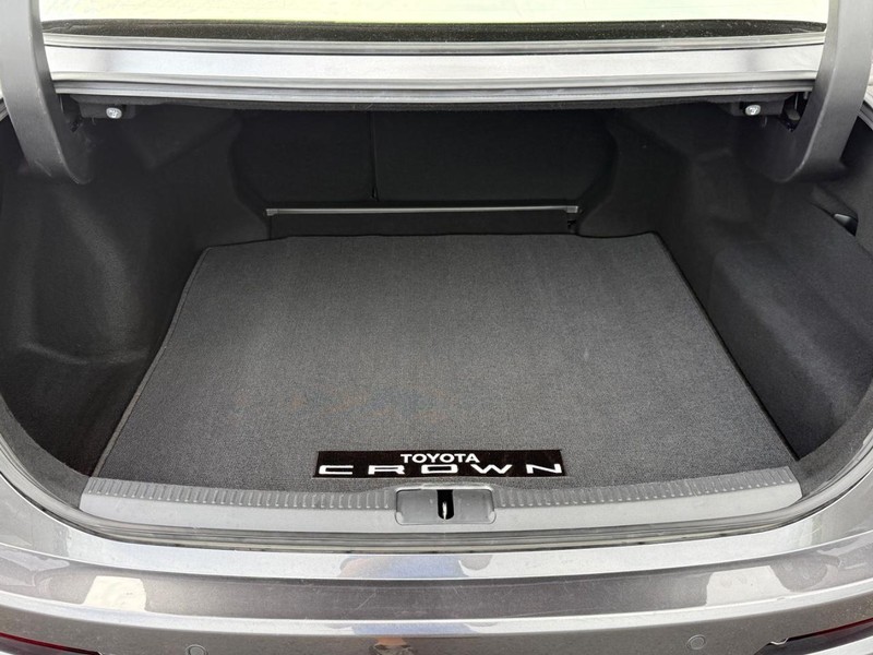 Toyota Crown Vehicle Image 4