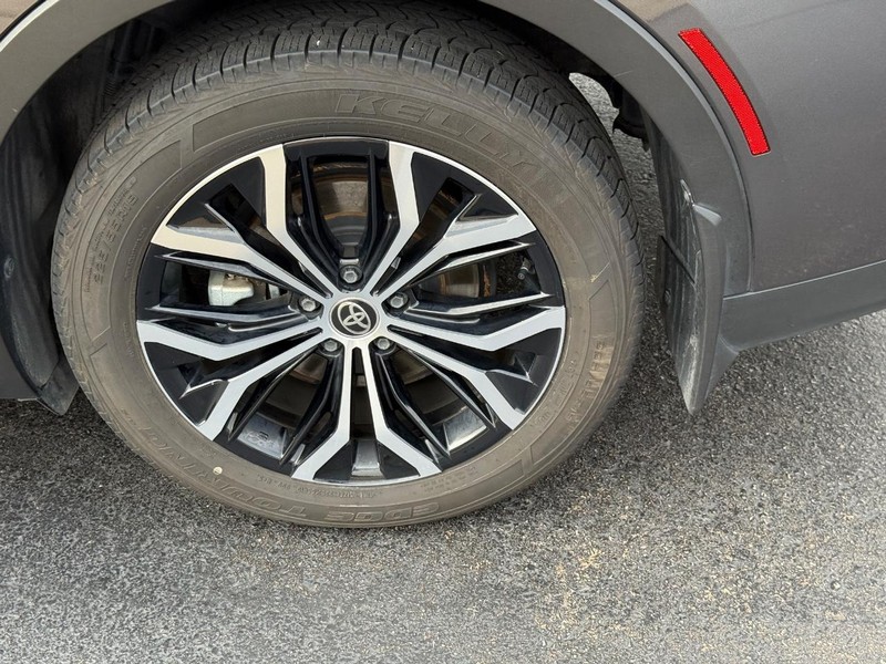 Toyota Crown Vehicle Image 8