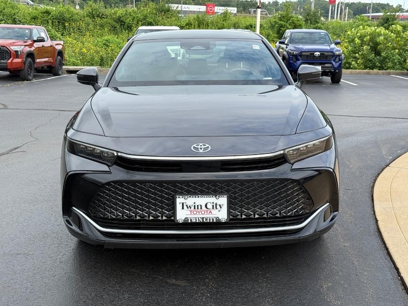 Toyota Crown Vehicle Image 10