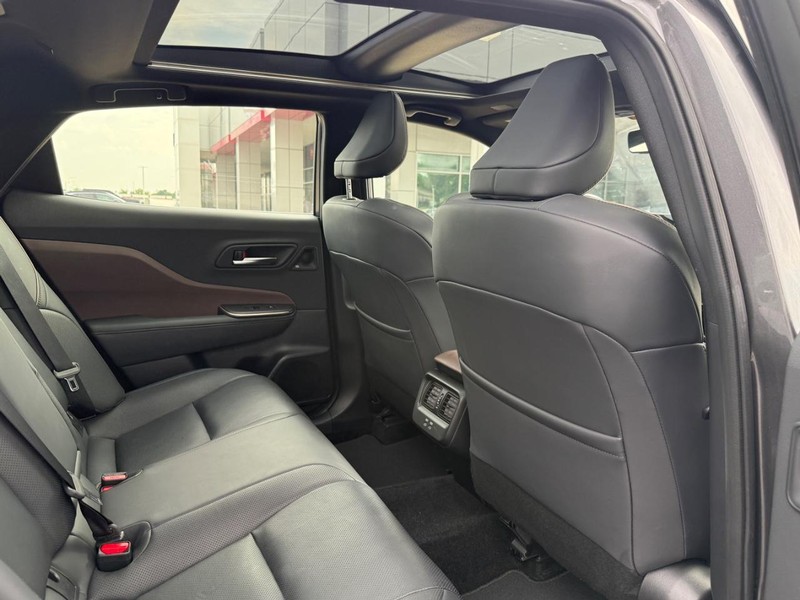 Toyota Crown Vehicle Image 11