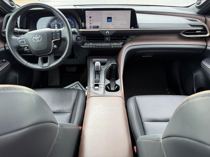 Toyota Crown Vehicle Image 12