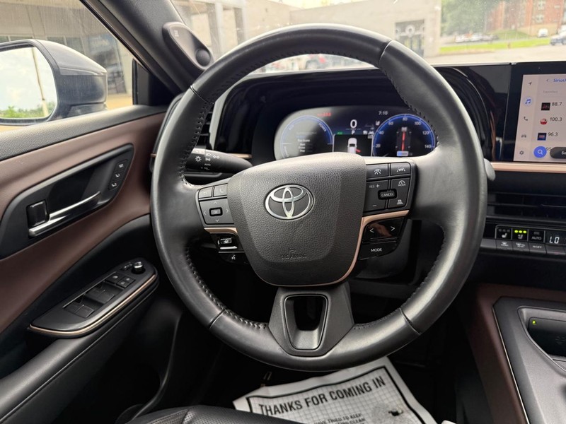 Toyota Crown Vehicle Image 13