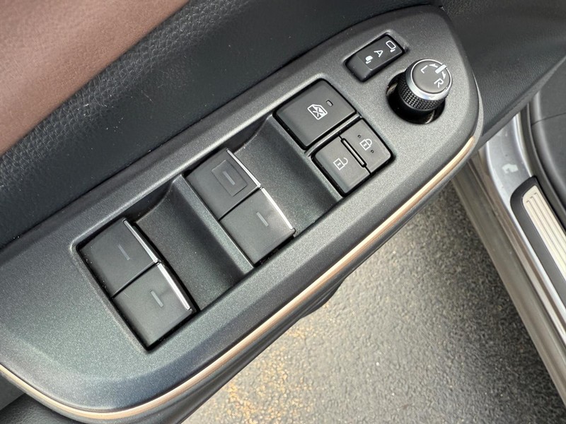 Toyota Crown Vehicle Image 15
