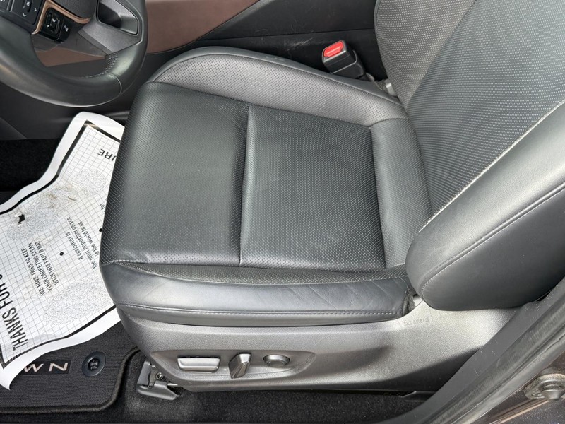 Toyota Crown Vehicle Image 17