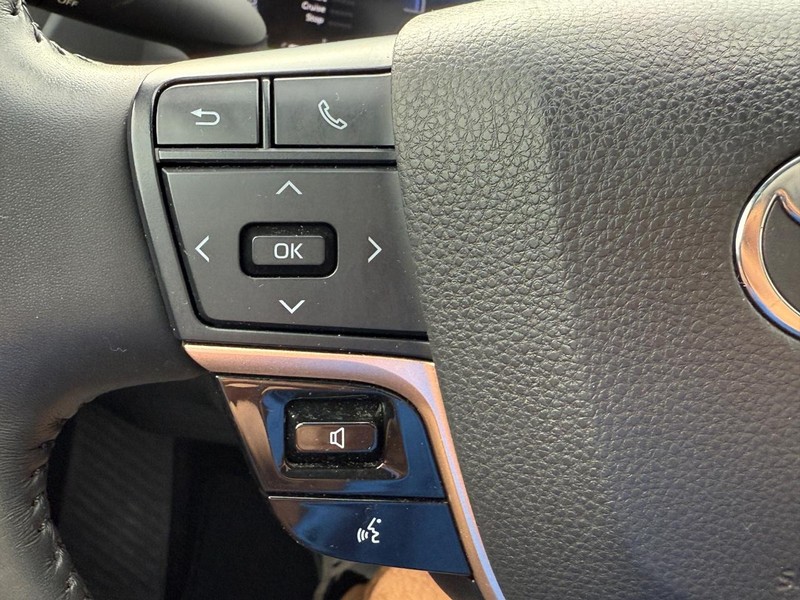 Toyota Crown Vehicle Image 18