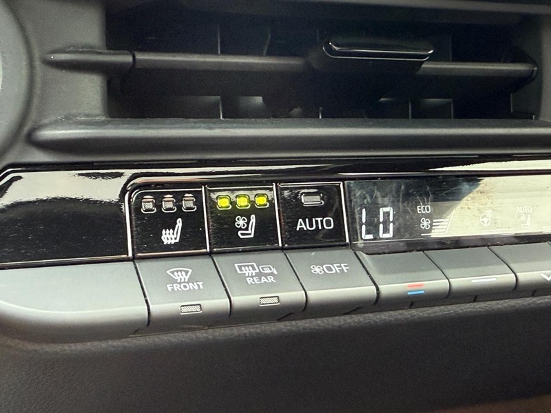 Toyota Crown Vehicle Image 23