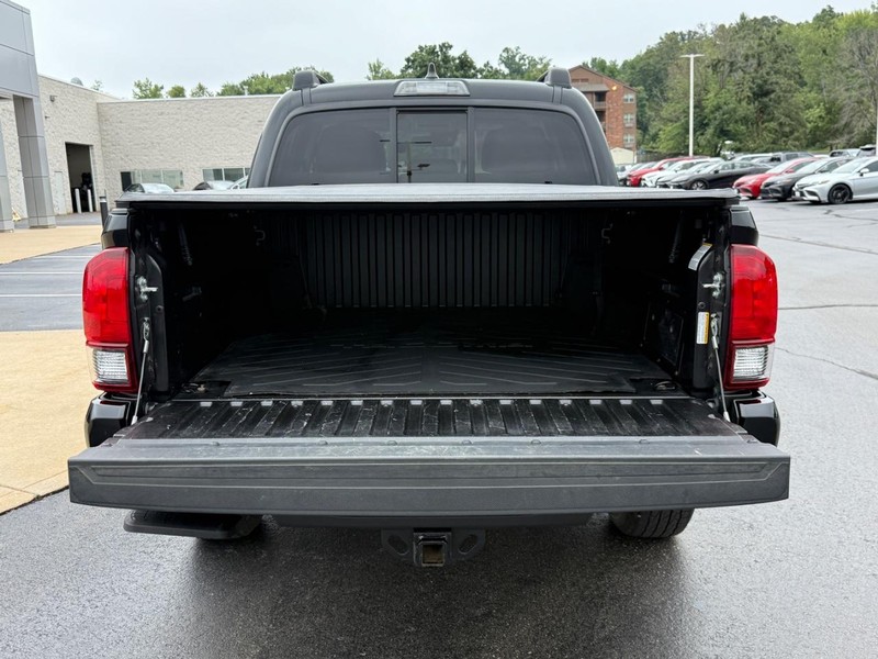 Toyota Tacoma 4WD Vehicle Image 4
