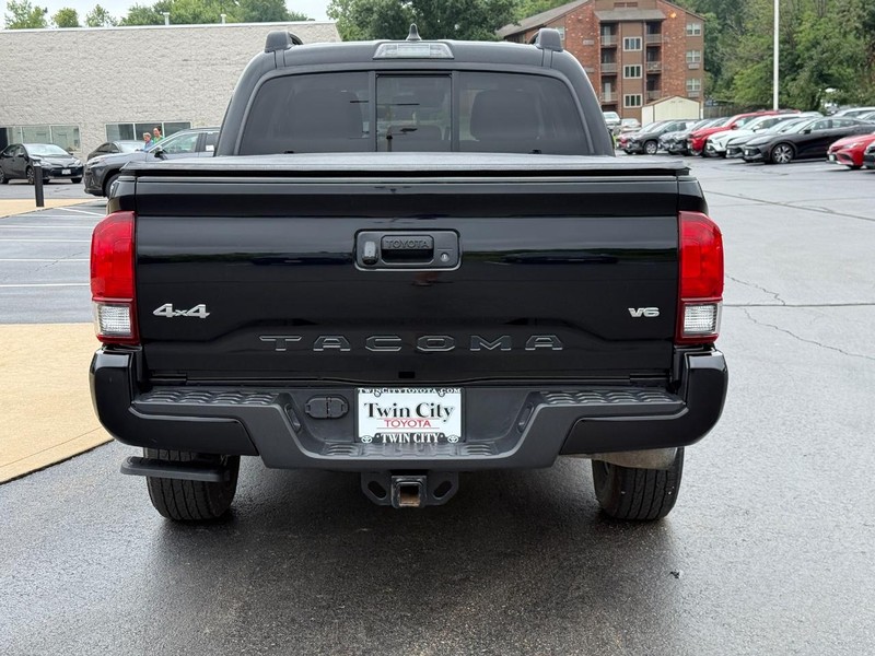 Toyota Tacoma 4WD Vehicle Image 5