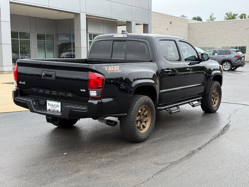 Toyota Tacoma 4WD Vehicle Image 3