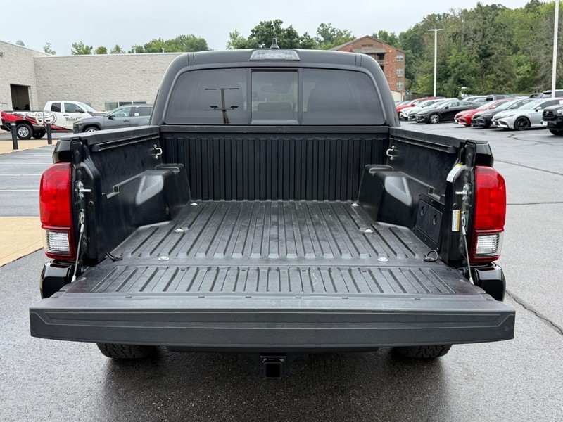 Toyota Tacoma 4WD Vehicle Image 4
