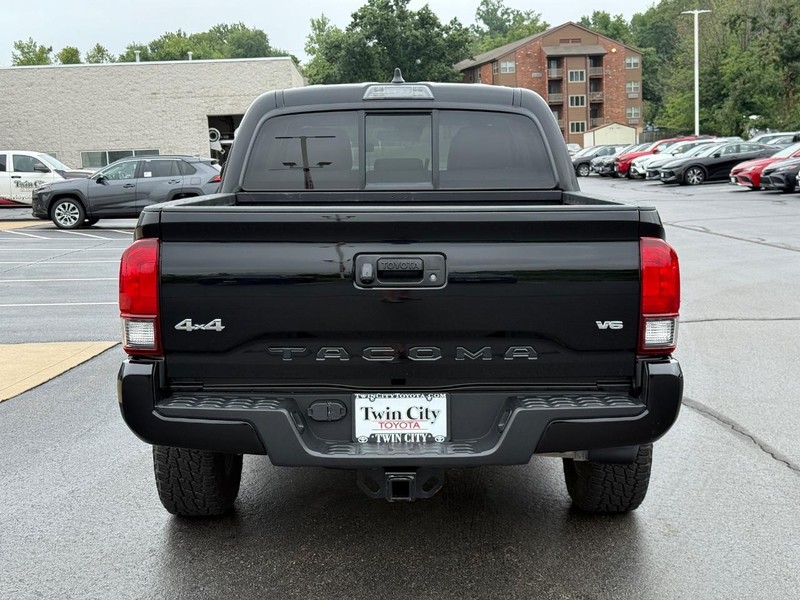 Toyota Tacoma 4WD Vehicle Image 5