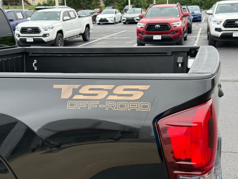 Toyota Tacoma 4WD Vehicle Image 7