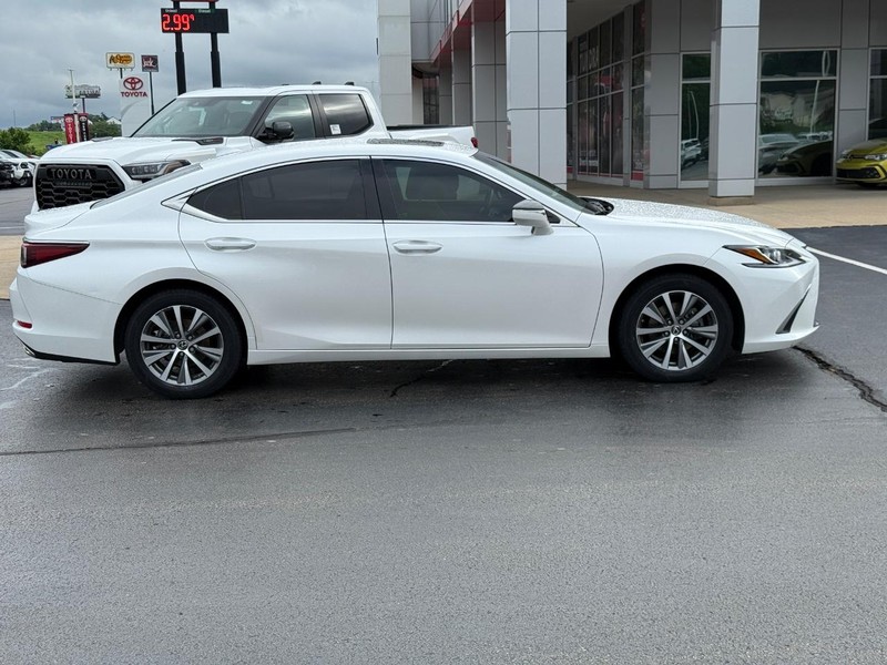 Lexus ES Vehicle Image 2