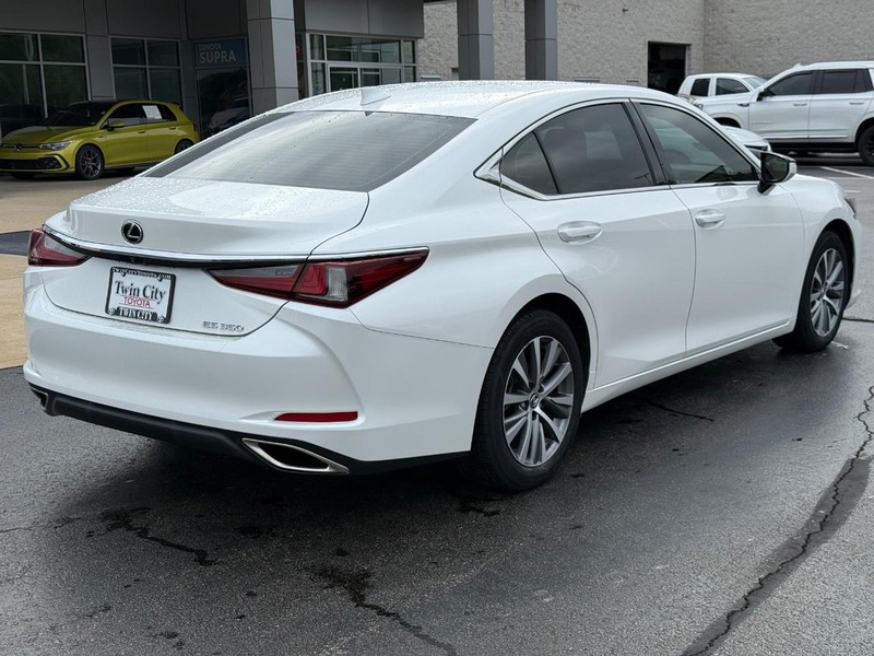 Lexus ES Vehicle Image 3