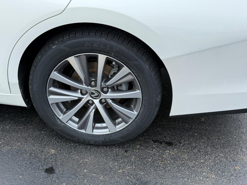 Lexus ES Vehicle Image 7