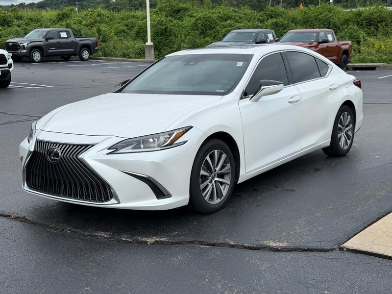 Lexus ES Vehicle Image 8