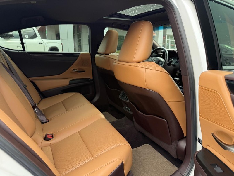Lexus ES Vehicle Image 10