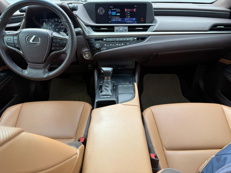 Lexus ES Vehicle Image 11