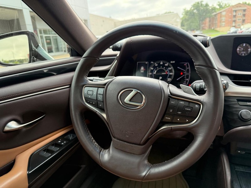 Lexus ES Vehicle Image 12