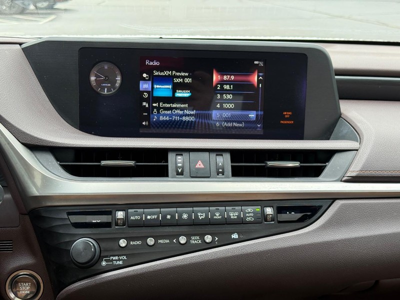 Lexus ES Vehicle Image 13