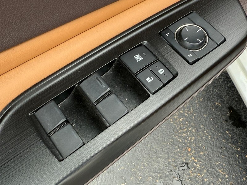 Lexus ES Vehicle Image 14