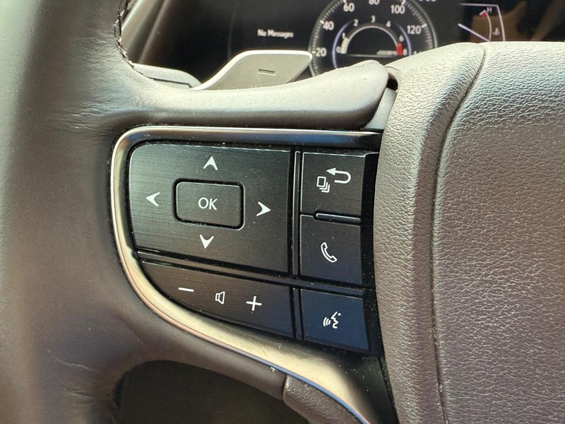 Lexus ES Vehicle Image 16
