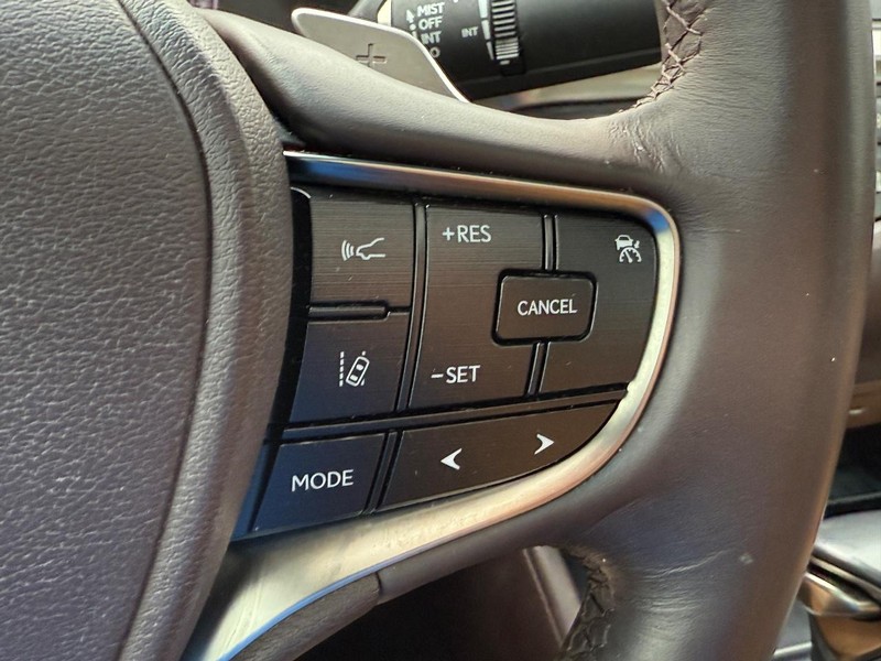 Lexus ES Vehicle Image 17