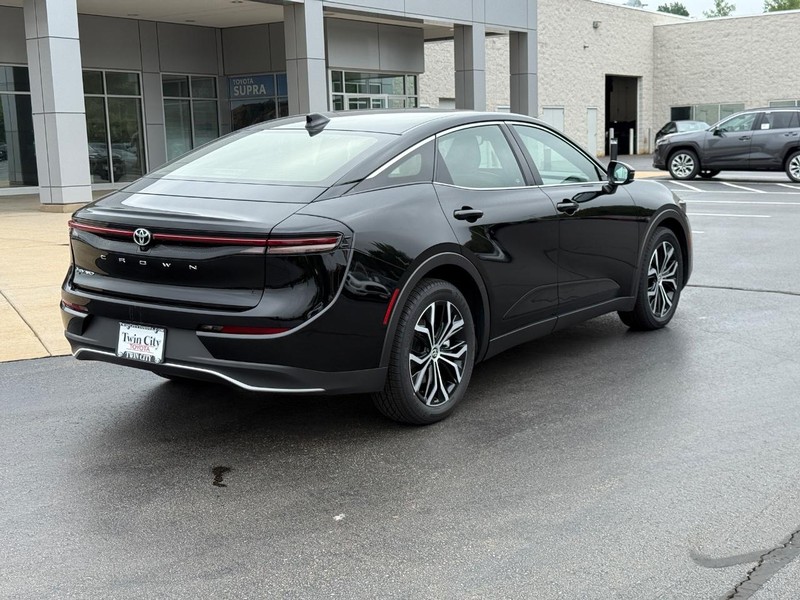Toyota Crown Vehicle Image 3