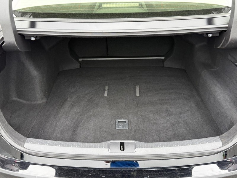 Toyota Crown Vehicle Image 4
