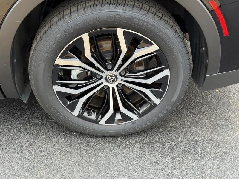 Toyota Crown Vehicle Image 7