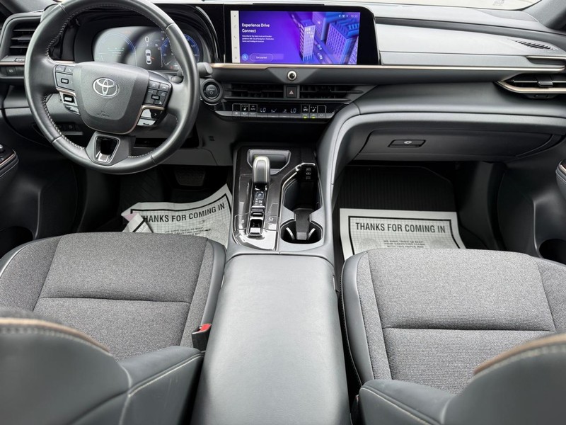 Toyota Crown Vehicle Image 11