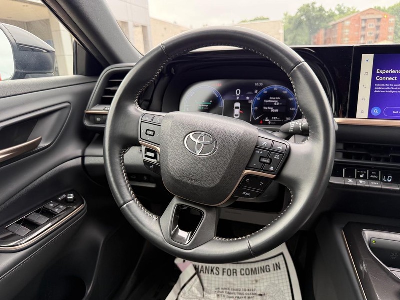 Toyota Crown Vehicle Image 12