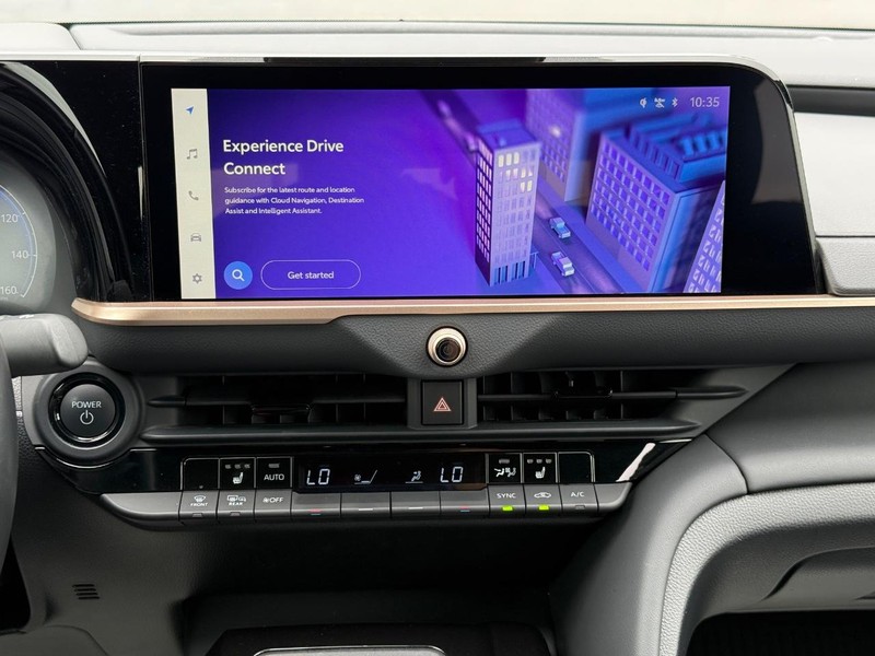 Toyota Crown Vehicle Image 13