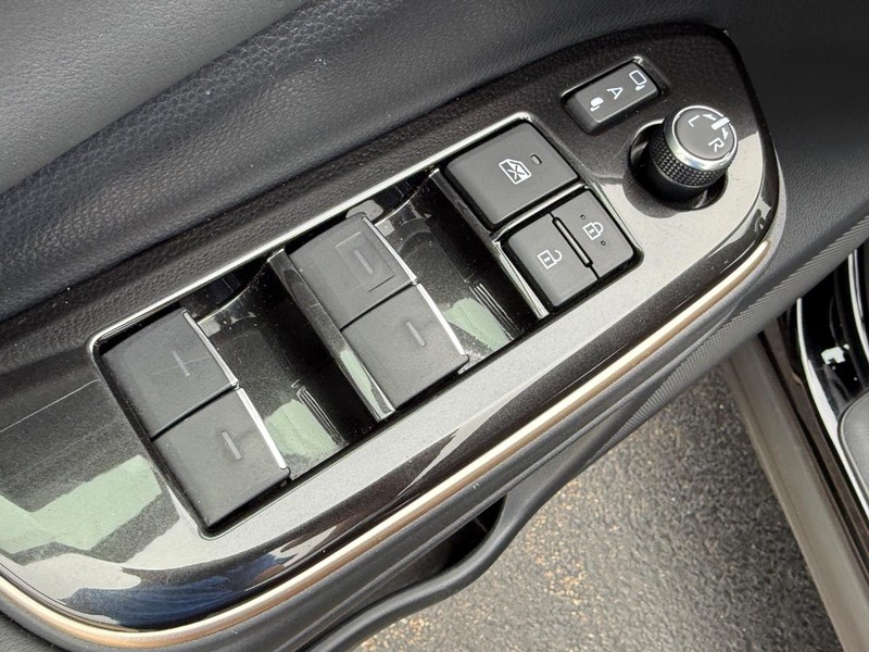 Toyota Crown Vehicle Image 14